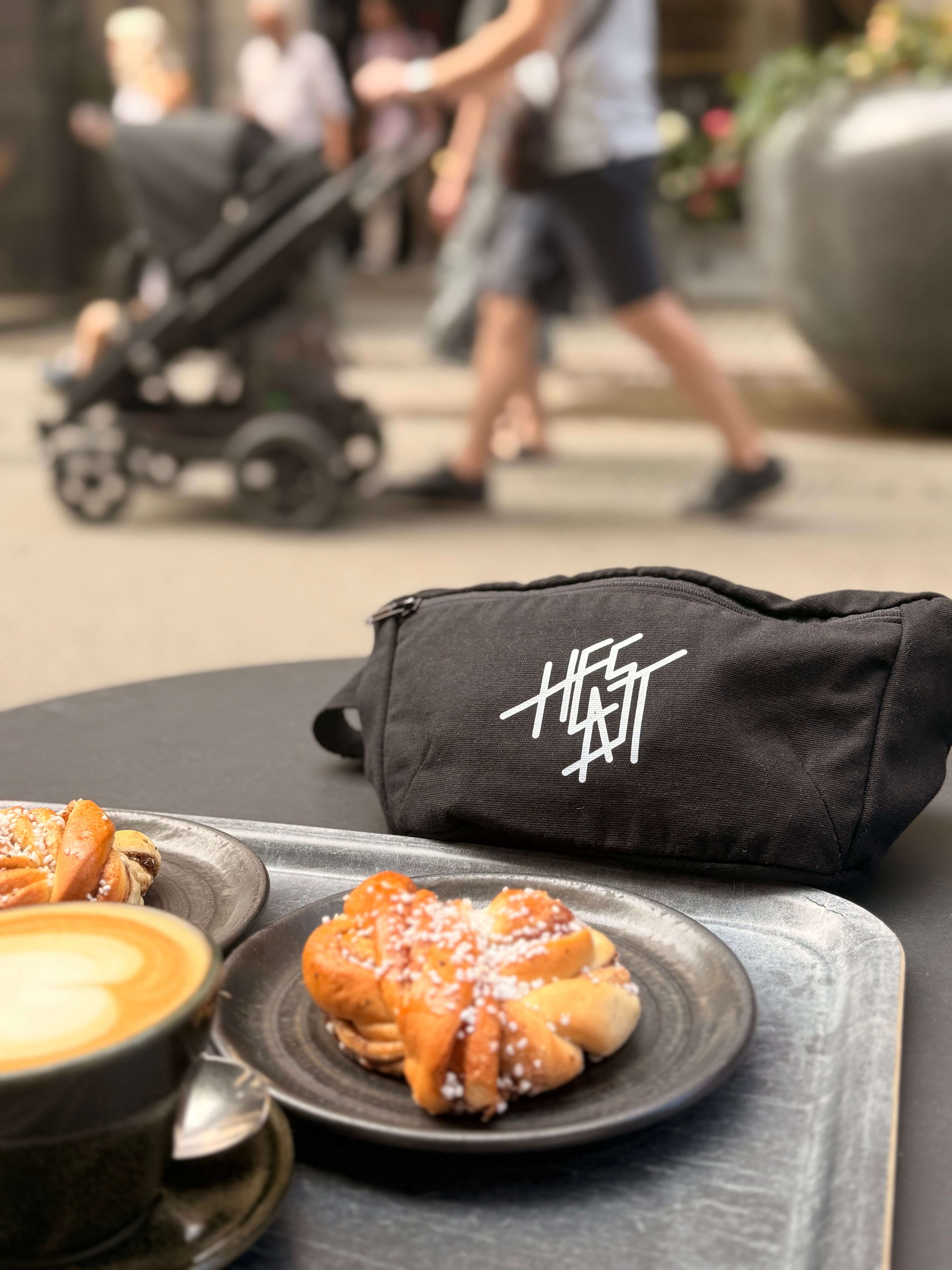 HEAST Tasche im Café - Nachhaltige Accessoires von JoLines