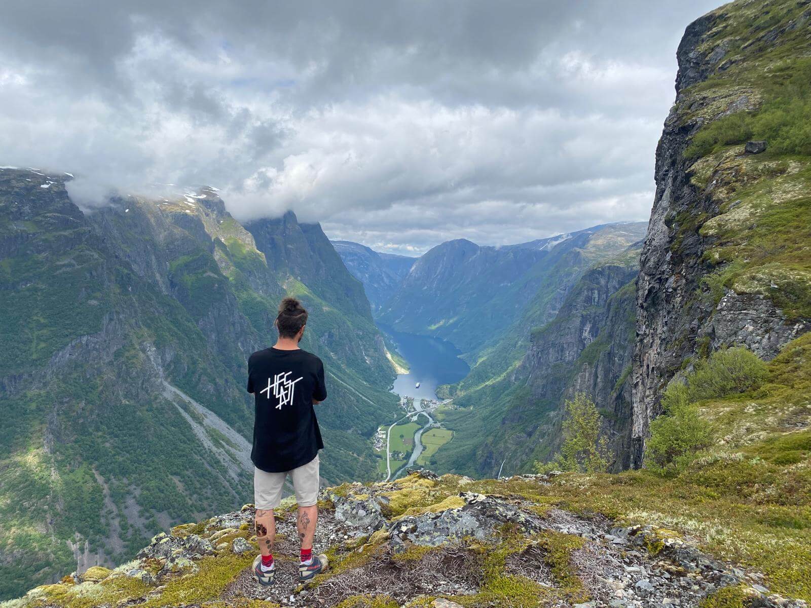 Mann mit HEAST T-Shirt - Urban Fashion aus Wien